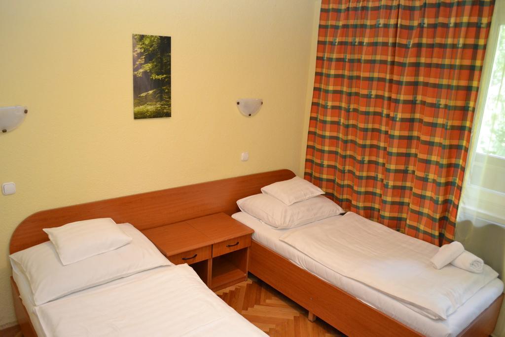 Ezuestfenyo Hotel Telkibánya Exteriör bild