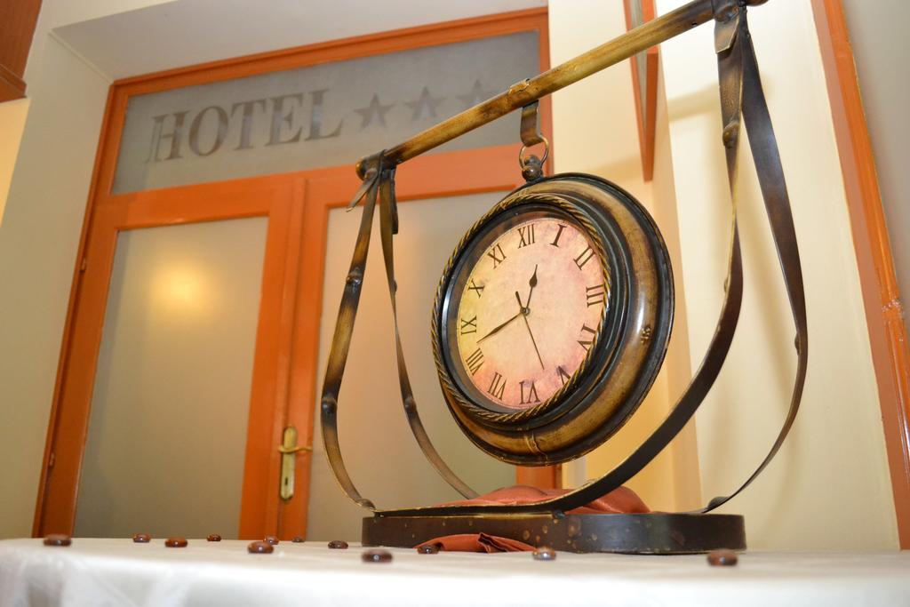 Ezuestfenyo Hotel Telkibánya Exteriör bild