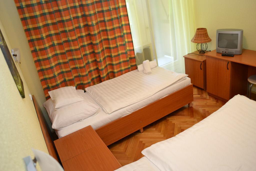 Ezuestfenyo Hotel Telkibánya Exteriör bild