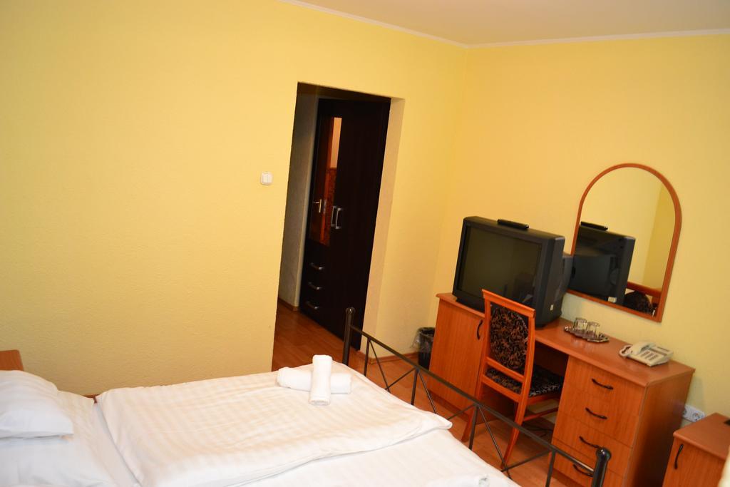 Ezuestfenyo Hotel Telkibánya Exteriör bild