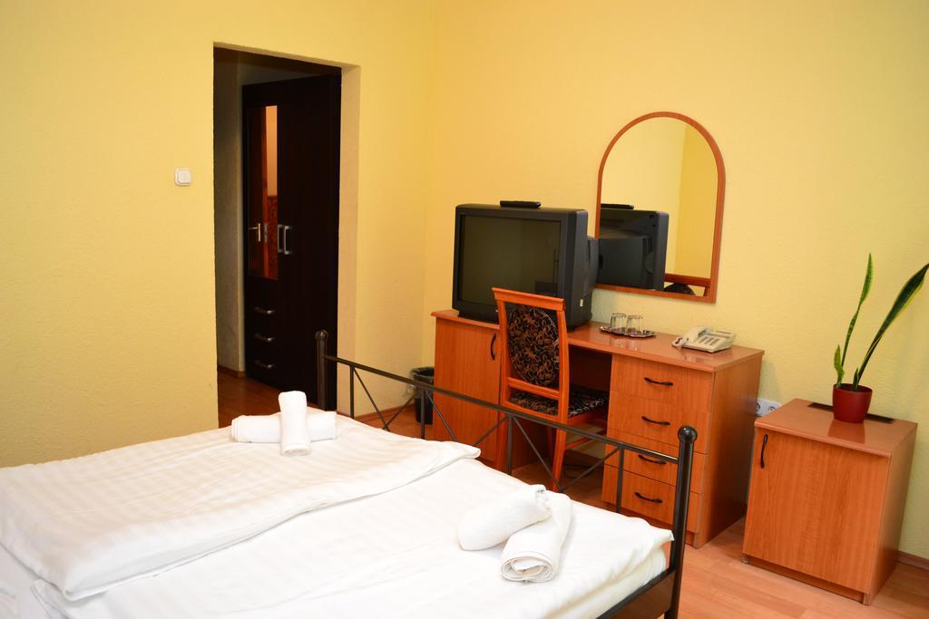 Ezuestfenyo Hotel Telkibánya Exteriör bild