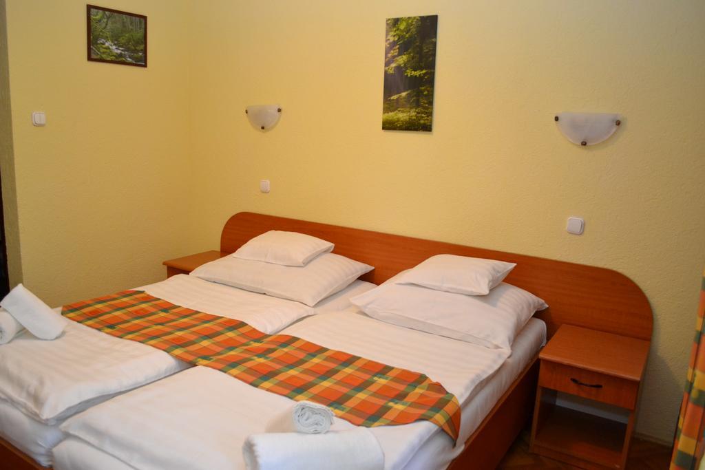 Ezuestfenyo Hotel Telkibánya Exteriör bild