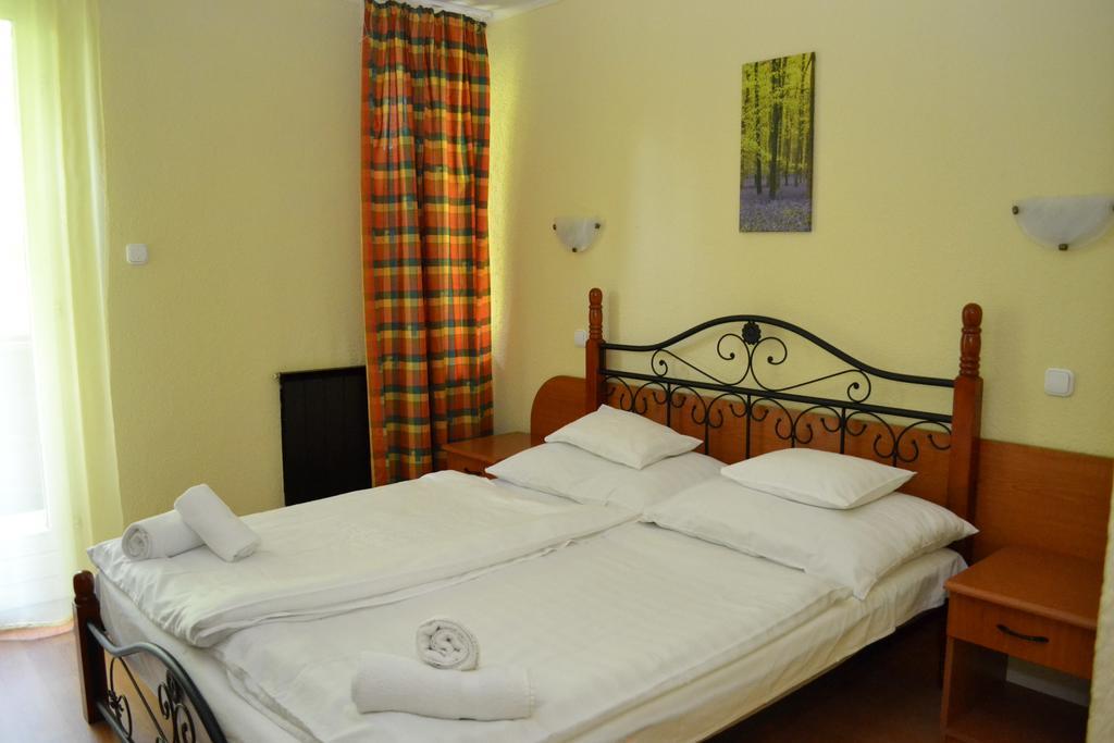 Ezuestfenyo Hotel Telkibánya Exteriör bild