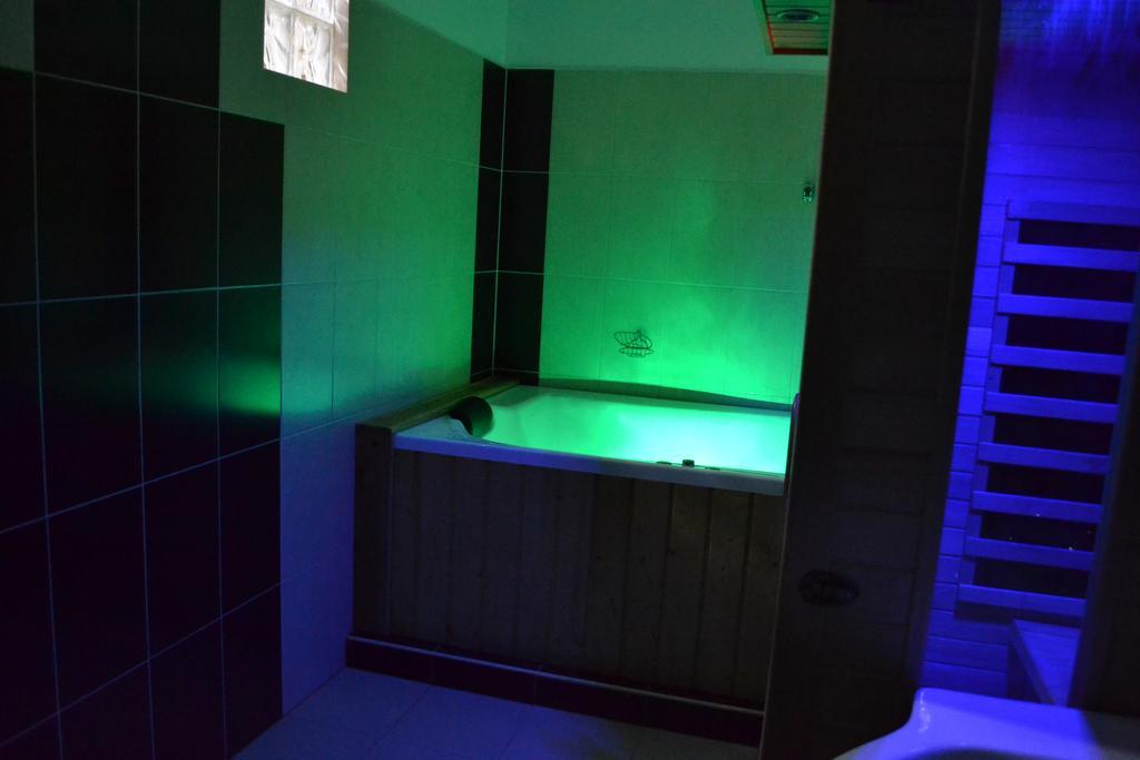 Ezuestfenyo Hotel Telkibánya Exteriör bild
