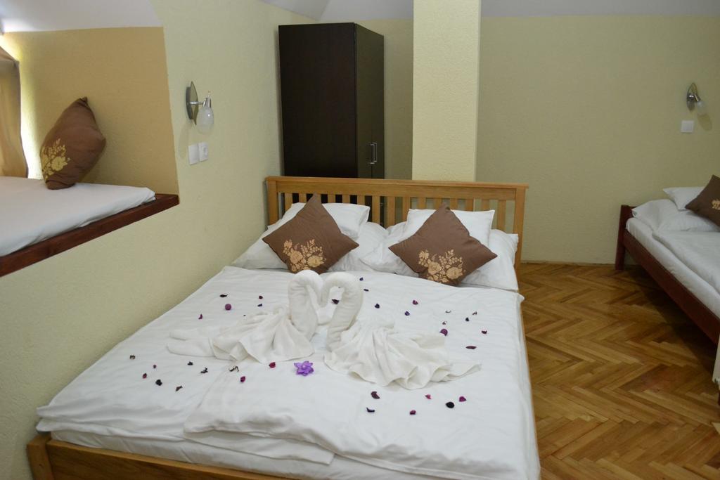 Ezuestfenyo Hotel Telkibánya Exteriör bild