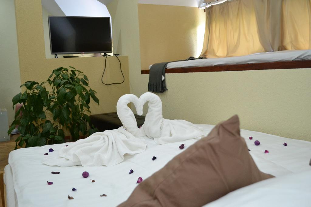Ezuestfenyo Hotel Telkibánya Exteriör bild